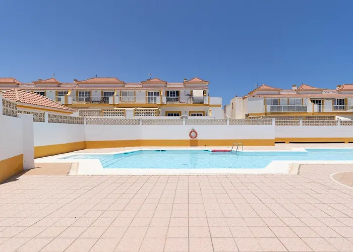 Apartamento En El Castillo Con Piscina